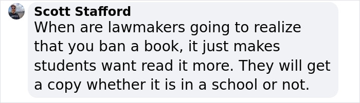 High School Graduate Refuses To Shake Superintendent’s Hand And Offers Him Banned Book On Stage High School Graduate Refuses To Shake Superintendent’s Hand And Offers Him Banned Book On Stage