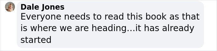 High School Graduate Refuses To Shake Superintendent’s Hand And Offers Him Banned Book On Stage High School Graduate Refuses To Shake Superintendent’s Hand And Offers Him Banned Book On Stage