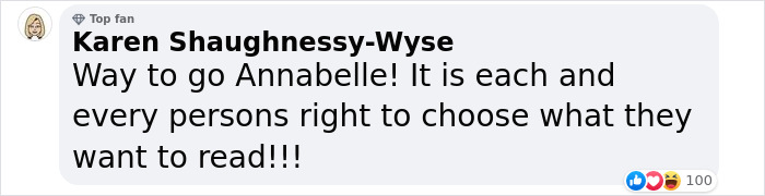 High School Graduate Refuses To Shake Superintendent’s Hand And Offers Him Banned Book On Stage High School Graduate Refuses To Shake Superintendent’s Hand And Offers Him Banned Book On Stage