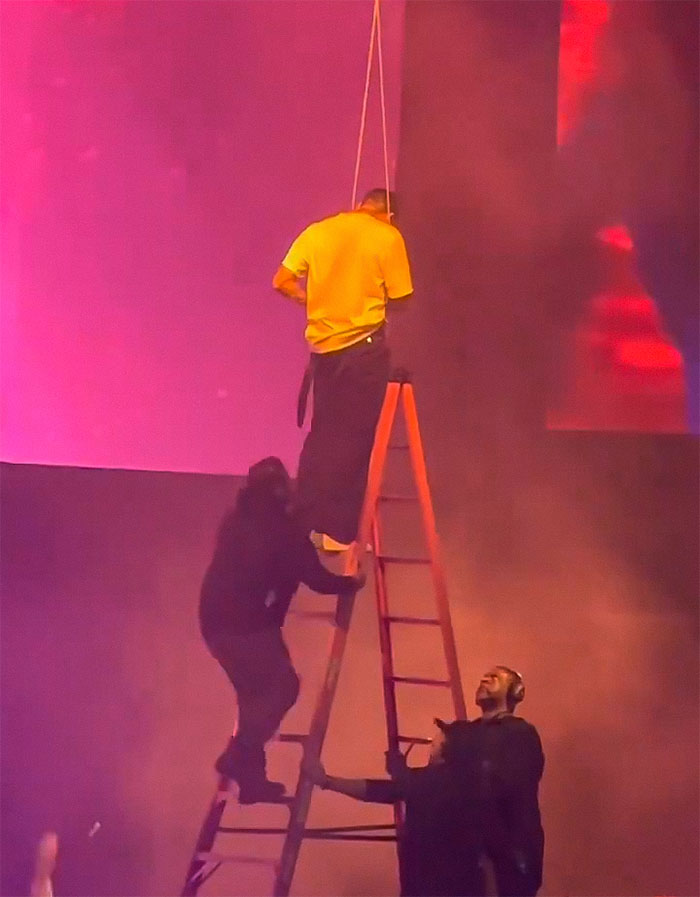 Chris Brown Seemed To Get Excited By His Backup Dancer, Now His “Bulge” Is Going Viral Chris Brown Seemed To Get Excited By His Backup Dancer, Now His “Bulge” Is Going Viral