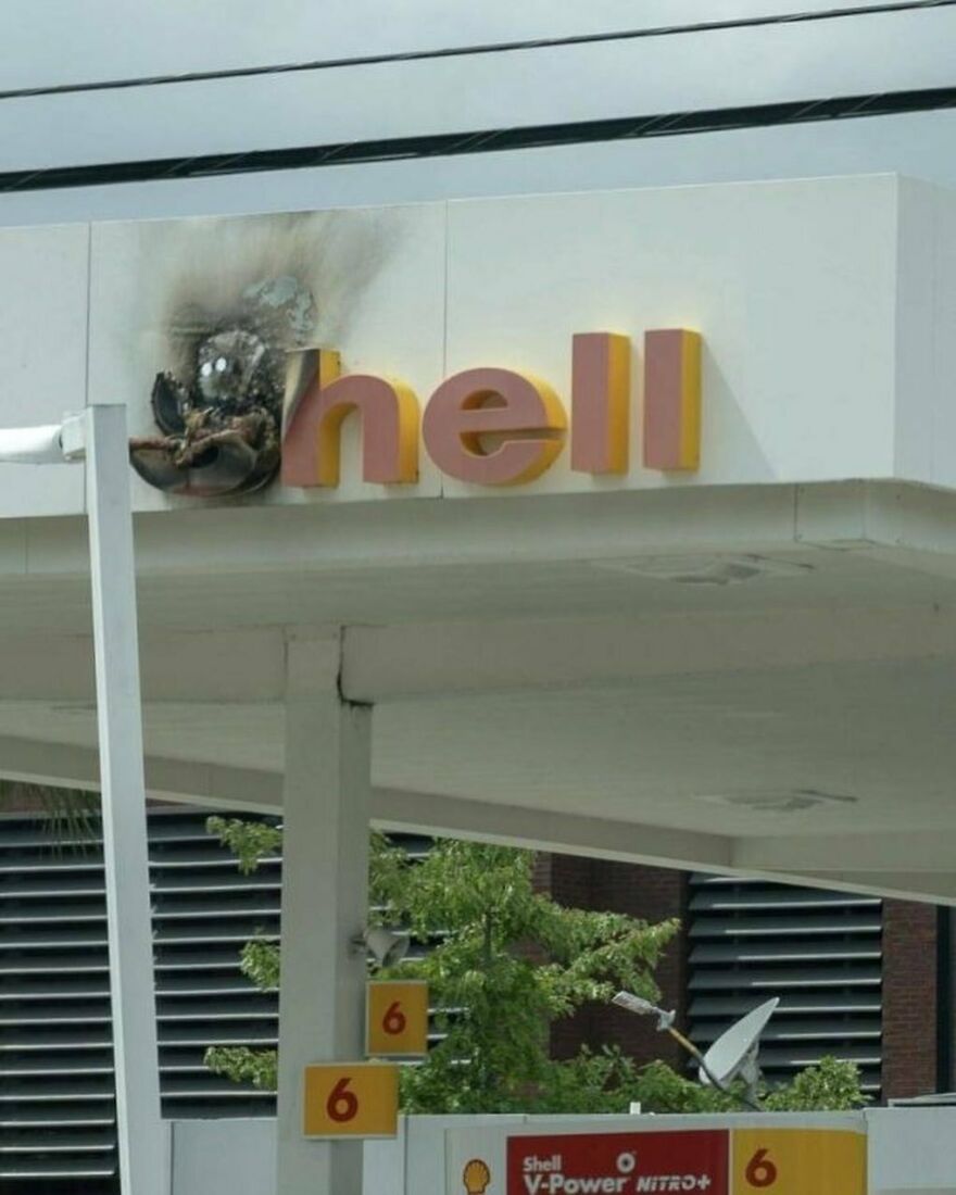 Lightning Struck This Shell Gas Station Sign Making It Say “Hell”