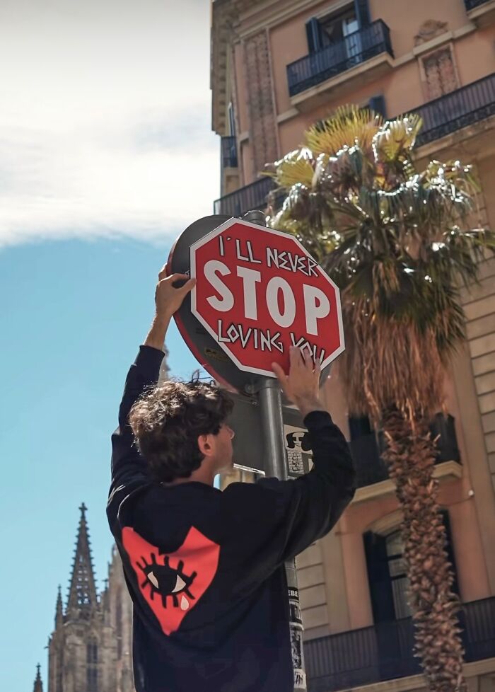 Greg Goya From Turin Is Bringing Out People’s Deepest Emotions Through His Interactive Street Art Greg Goya From Turin Is Bringing Out People’s Deepest Emotions Through His Interactive Street Art