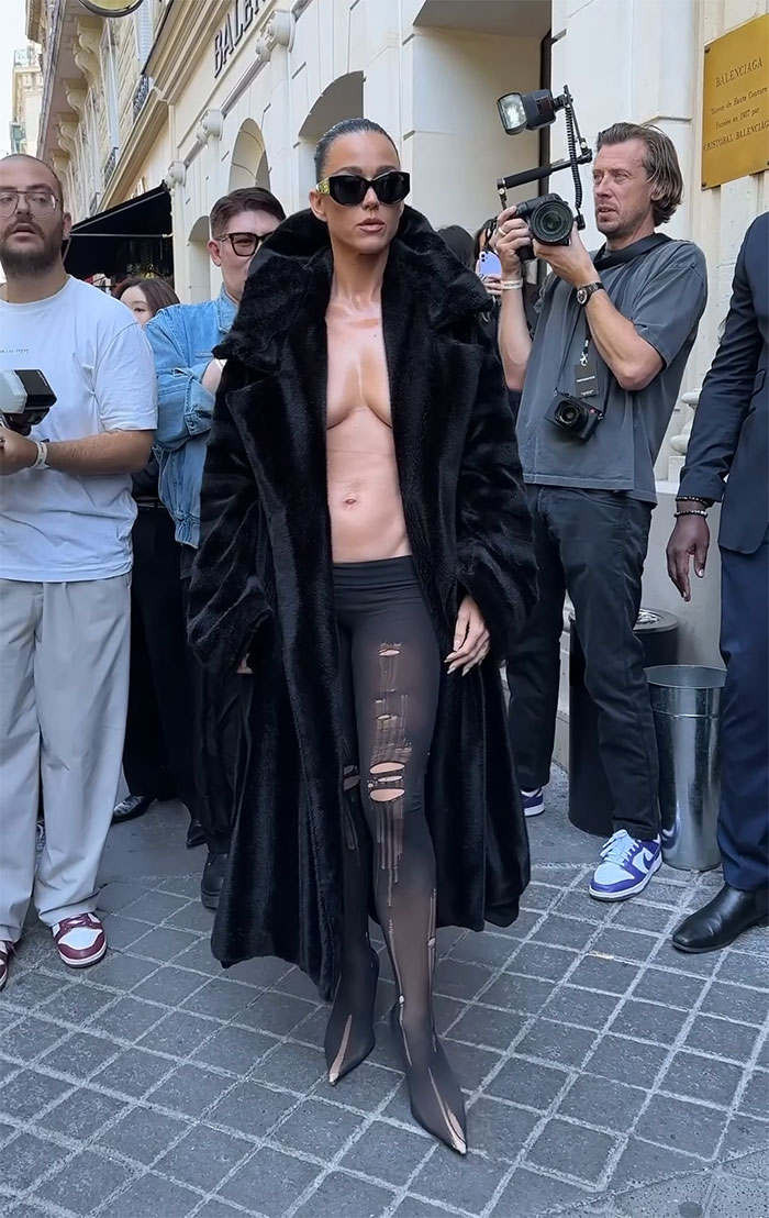 “She’s Giving Bianca Censori”: Katy Perry’s Ultra-Revealing Balenciaga Outfit Draws Comparisons “She’s Giving Bianca Censori”: Katy Perry’s Ultra-Revealing Balenciaga Outfit Draws Comparisons