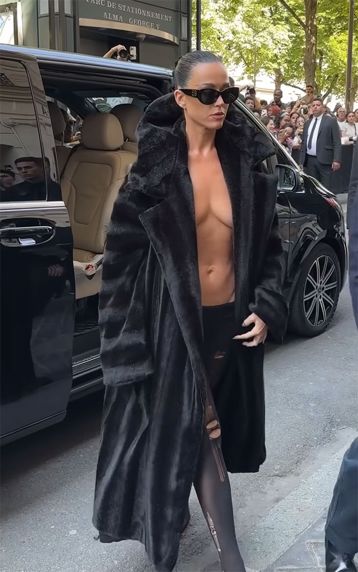 “She’s Giving Bianca Censori”: Katy Perry’s Ultra-Revealing Balenciaga Outfit Draws Comparisons “She’s Giving Bianca Censori”: Katy Perry’s Ultra-Revealing Balenciaga Outfit Draws Comparisons