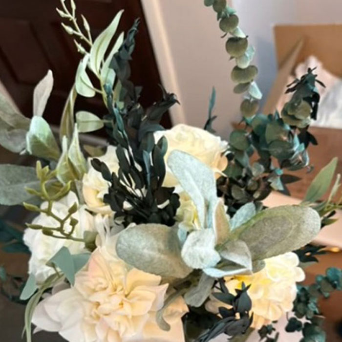 “It’s The Ugliest Thing I’ve Ever Seen”: Bride Left Devastated After Being “Scammed” Over Bouquet “It’s The Ugliest Thing I’ve Ever Seen”: Bride Left Devastated After Being “Scammed” Over Bouquet
