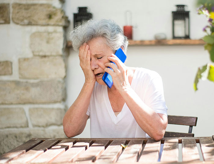 Boomer Doesn't Understand How Technology Works, Annoys Hospital Worker For 20 Minutes Boomer Doesn't Understand How Technology Works, Annoys Hospital Worker For 20 Minutes