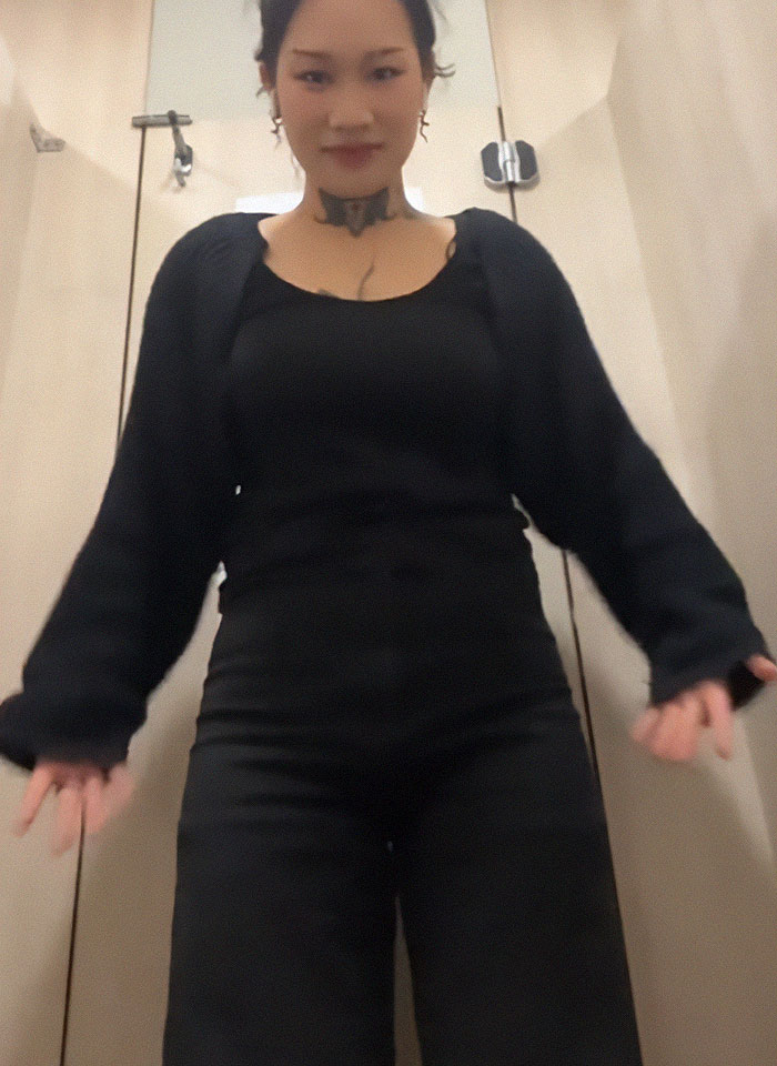 “Is Too Much Skin In The Room With Us?“: Woman Puzzled After Boss Asks Her To Cover Up “Is Too Much Skin In The Room With Us?“: Woman Puzzled After Boss Asks Her To Cover Up