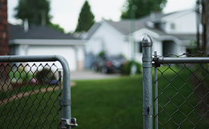 Woman and Her Neighbor Rejoice in Triumph After She Removes Her Fence, Outsmarting Lousy Neighbors