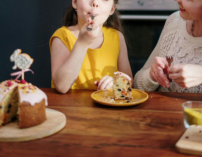 Child Enjoys A Feast Of Food At Mom’s Friend’s House, Gets The Host In Trouble Child Enjoys A Feast Of Food At Mom’s Friend’s House, Gets The Host In Trouble