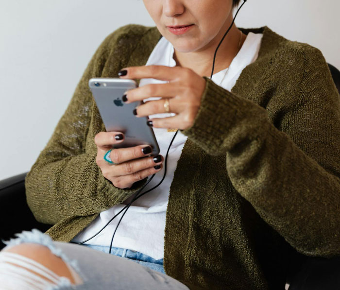 Child Enjoys A Feast Of Food At Mom’s Friend’s House, Gets The Host In Trouble Child Enjoys A Feast Of Food At Mom’s Friend’s House, Gets The Host In Trouble