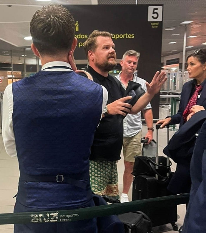 James Corden Applauded By Passengers For Confronting Airline Staff After Flight’s Emergency Landing James Corden Applauded By Passengers For Confronting Airline Staff After Flight’s Emergency Landing
