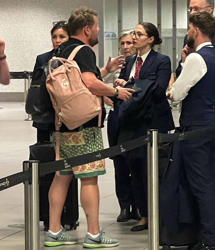 James Corden Applauded By Passengers For Confronting Airline Staff After Flight’s Emergency Landing James Corden Applauded By Passengers For Confronting Airline Staff After Flight’s Emergency Landing