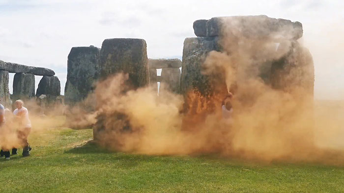 Stonehenge Spray-Painted Orange In Broad Daylight As Onlookers Try To Hold Back Vandals Stonehenge Spray-Painted Orange In Broad Daylight As Onlookers Try To Hold Back Vandals