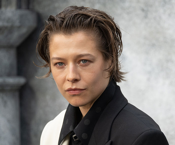 Sue Perkins Apologizes After Matt Smith Elegantly Corrects Her When She Misgenders His Co-Star Sue Perkins Apologizes After Matt Smith Elegantly Corrects Her When She Misgenders His Co-Star