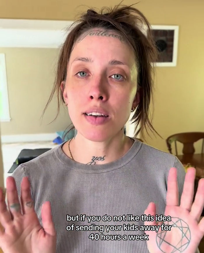 Homeschooling Mom Doesn’t Teach Her Kids Anything They Don’t Want, Happy To See 6YO Write “Egg” Homeschooling Mom Doesn’t Teach Her Kids Anything They Don’t Want, Happy To See 6YO Write “Egg”