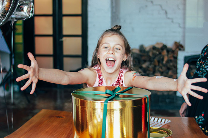 Girl’s Birthday Presents End Up In The Trash Because They Don’t Match Her Mom’s Aesthetic Girl’s Birthday Presents End Up In The Trash Because They Don’t Match Her Mom’s Aesthetic