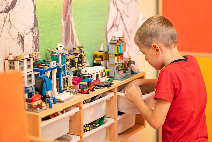 Girl’s Birthday Presents End Up In The Trash Because They Don’t Match Her Mom’s Aesthetic Girl’s Birthday Presents End Up In The Trash Because They Don’t Match Her Mom’s Aesthetic