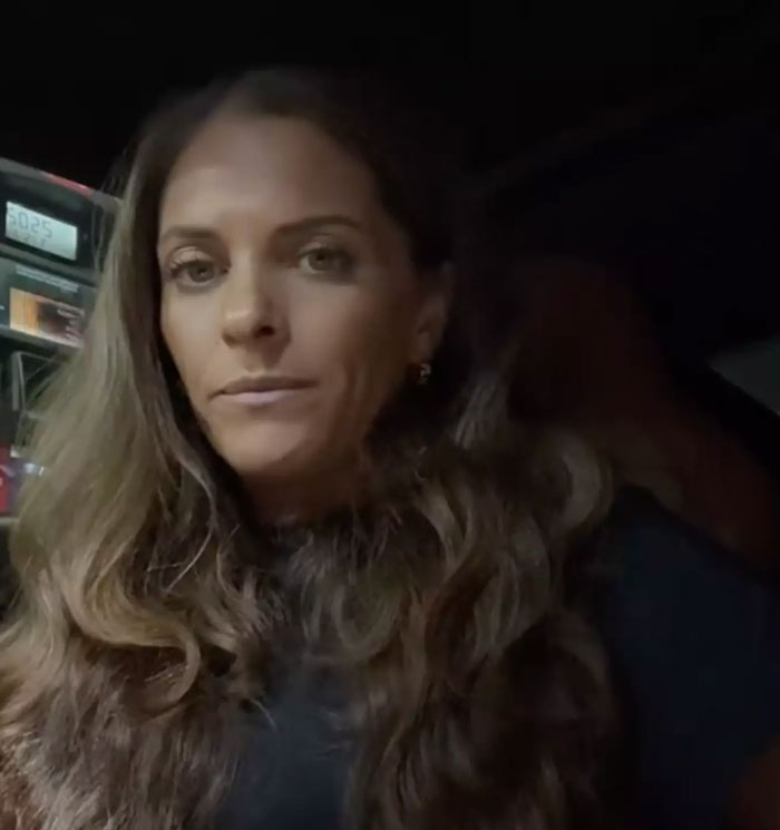 “Who Raised You?”: Waitress Calls Out Family's ‘Infuriating’ Tip After $184 Late-Night Order “Who Raised You?”: Waitress Calls Out Family's ‘Infuriating’ Tip After $184 Late-Night Order