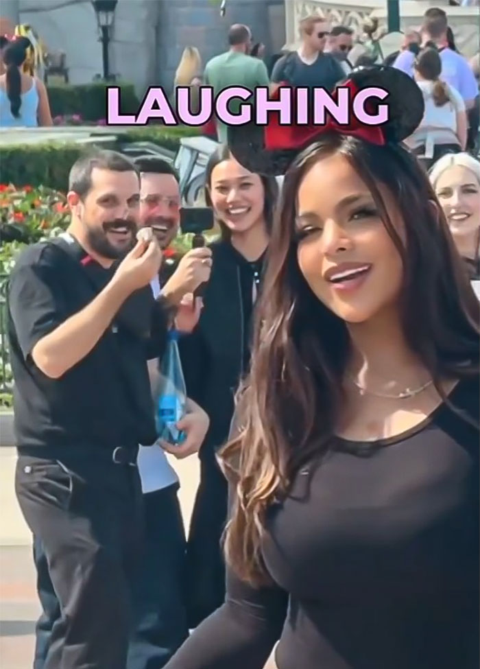 Woman Begs People To “Stop Hating” On Her Body After Disneyland Visitors Cruelly Stare And Laugh Woman Begs People To “Stop Hating” On Her Body After Disneyland Visitors Cruelly Stare And Laugh