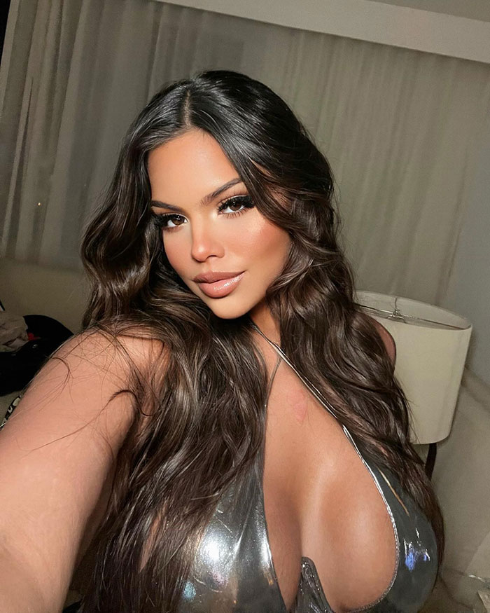 Woman Begs People To “Stop Hating” On Her Body After Disneyland Visitors Cruelly Stare And Laugh Woman Begs People To “Stop Hating” On Her Body After Disneyland Visitors Cruelly Stare And Laugh