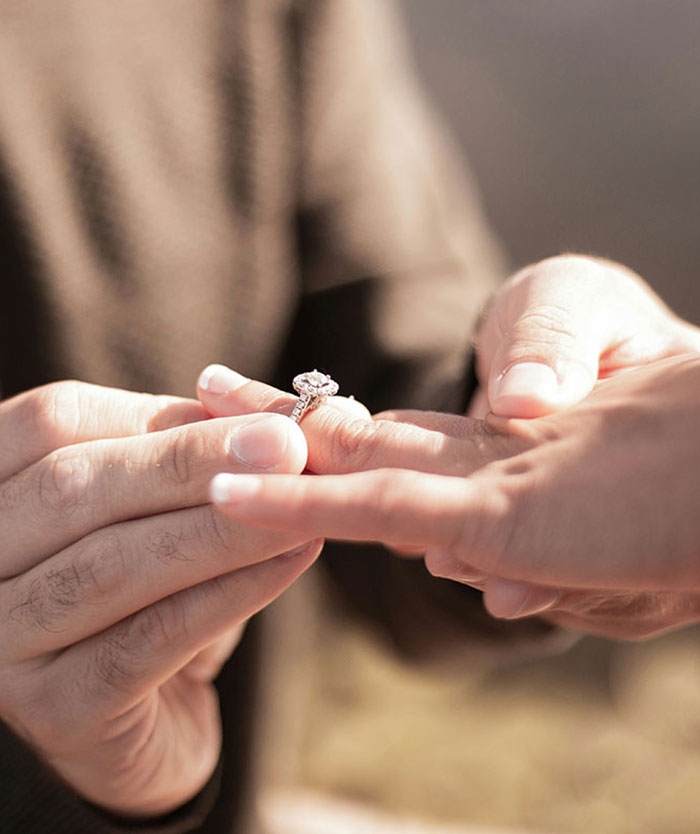 Man’s Public Proposal Goes Viral After The Crowd Awkwardly Ignores It Man’s Public Proposal Goes Viral After The Crowd Awkwardly Ignores It