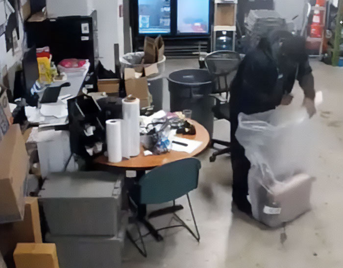 Passenger, Whose Luggage Was Stolen, Tracks Her Suitcase Down And Has Airport Employee Arrested Passenger, Whose Luggage Was Stolen, Tracks Her Suitcase Down And Has Airport Employee Arrested