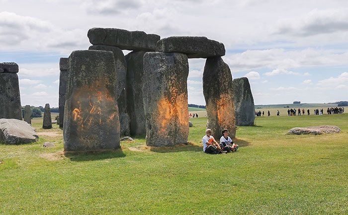 Stonehenge Spray-Painted Orange In Broad Daylight As Onlookers Try To Hold Back Vandals Stonehenge Spray-Painted Orange In Broad Daylight As Onlookers Try To Hold Back Vandals