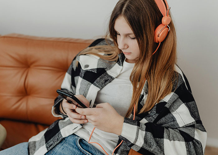 Parents Refuse To Discipline Teen After Vicious Rumor Endangers Aunt, Get Cut Off Parents Refuse To Discipline Teen After Vicious Rumor Endangers Aunt, Get Cut Off