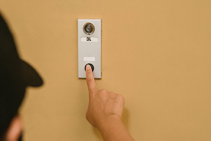 “Ma’am I Live Here”: Woman Refuses To Back Out Of Driveway, Learns A Lesson The Hard Way “Ma’am I Live Here”: Woman Refuses To Back Out Of Driveway, Learns A Lesson The Hard Way