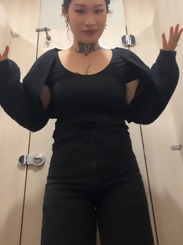 “Is Too Much Skin In The Room With Us?“: Woman Puzzled After Boss Asks Her To Cover Up “Is Too Much Skin In The Room With Us?“: Woman Puzzled After Boss Asks Her To Cover Up