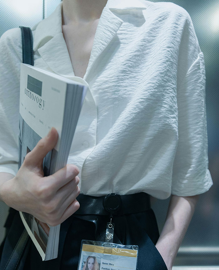 “Is Too Much Skin In The Room With Us?“: Woman Puzzled After Boss Asks Her To Cover Up “Is Too Much Skin In The Room With Us?“: Woman Puzzled After Boss Asks Her To Cover Up