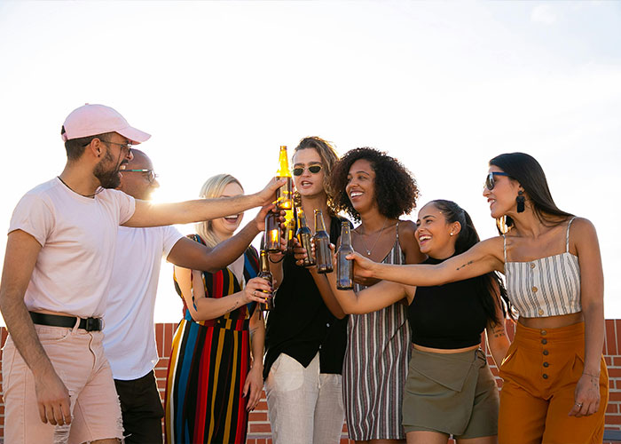 Guy Refuses To Split Restaurant Bill With Friends After They Order $200 Meals, Drama Ensues Guy Refuses To Split Restaurant Bill With Friends After They Order $200 Meals, Drama Ensues