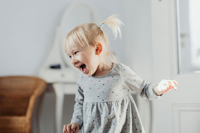 Babysitter Taken Aback When Kid They’re Sitting Says They’re Obsessed With Blood And Needles Babysitter Taken Aback When Kid They’re Sitting Says They’re Obsessed With Blood And Needles