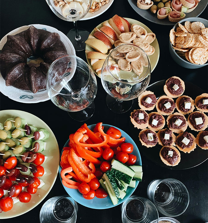 Unexpected Dinner Party Charge Leaves Guests Outraged: “I Didn’t Do This For Free” Unexpected Dinner Party Charge Leaves Guests Outraged: “I Didn’t Do This For Free”