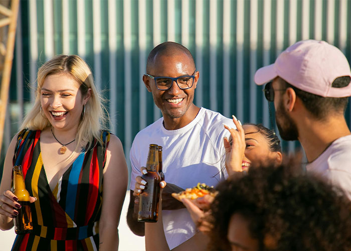 Guy Refuses To Split Restaurant Bill With Friends After They Order $200 Meals, Drama Ensues Guy Refuses To Split Restaurant Bill With Friends After They Order $200 Meals, Drama Ensues