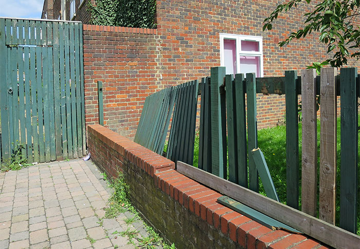 Neighbor Tries To Make Man Fix His Fence So They Could Use The Pool, He Removes It As Retaliation Neighbor Tries To Make Man Fix His Fence So They Could Use The Pool, He Removes It As Retaliation