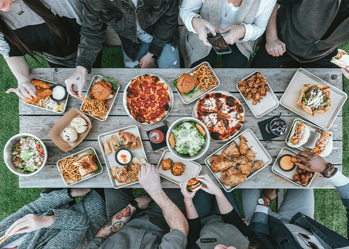 Guy Refuses To Split Restaurant Bill With Friends After They Order $200 Meals, Drama Ensues Guy Refuses To Split Restaurant Bill With Friends After They Order $200 Meals, Drama Ensues