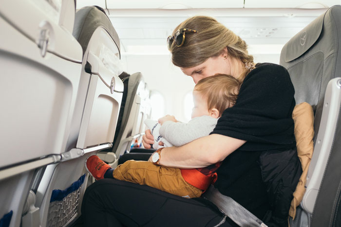 “Not A Care In The World”: Dad Shamed For Not Helping Mom Struggling On Flight With 3 Kids “Not A Care In The World”: Dad Shamed For Not Helping Mom Struggling On Flight With 3 Kids