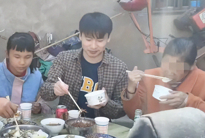 “Where Have You Been?“: Man Finds Birth Mom Nearly 3 Decades After Getting Lost In China “Where Have You Been?“: Man Finds Birth Mom Nearly 3 Decades After Getting Lost In China