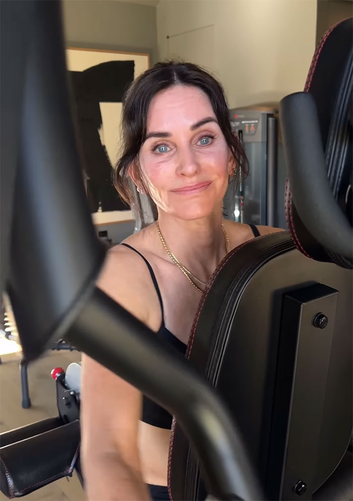 After Turning 60, Courteney Cox Mocks Her Wellness Routine, Which Involves “Cryotherapy” After Turning 60, Courteney Cox Mocks Her Wellness Routine, Which Involves “Cryotherapy”