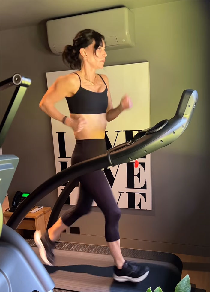 After Turning 60, Courteney Cox Mocks Her Wellness Routine, Which Involves “Cryotherapy” After Turning 60, Courteney Cox Mocks Her Wellness Routine, Which Involves “Cryotherapy”