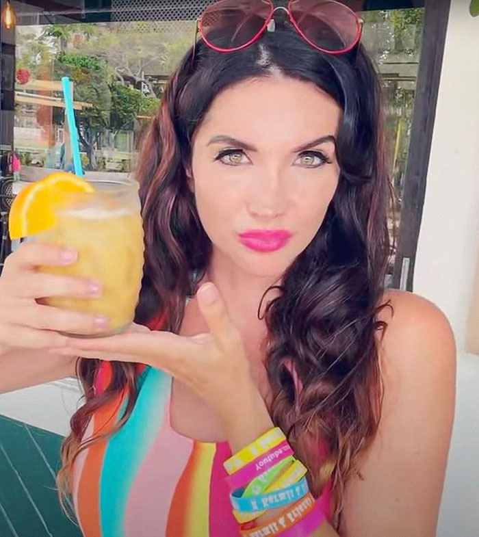 Ex-Howard Stern Writer Elisa Jordana Pleads Guilty To Battery In Viral Livestream Incident Ex-Howard Stern Writer Elisa Jordana Pleads Guilty To Battery In Viral Livestream Incident