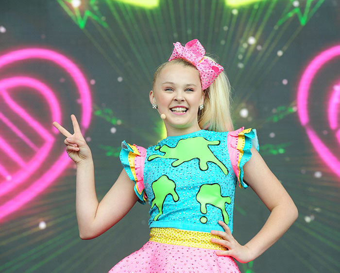 “How Did This Get Past Editing?”: Fans Claim Tampon Falls Out In JoJo Siwa Music Video “How Did This Get Past Editing?”: Fans Claim Tampon Falls Out In JoJo Siwa Music Video