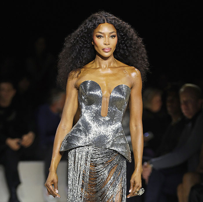 Naomi Campbell’s Bikini Pics Have Fans Asking, “What The Hell Is In Her Bathing Suit?” Naomi Campbell’s Bikini Pics Have Fans Asking, “What The Hell Is In Her Bathing Suit?”