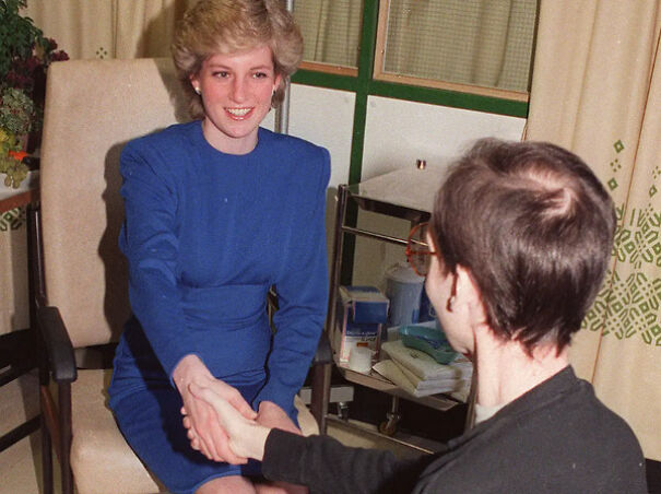 Princess-Diana-and-AIDS-patient-1987-669805bca77ff-png.jpg