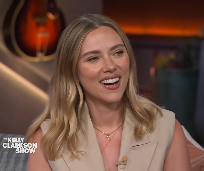 Scarlett Johansson “Blacked Out” Over Colin Jost’s Forced SNL Joke About Her Body Scarlett Johansson “Blacked Out” Over Colin Jost’s Forced SNL Joke About Her Body