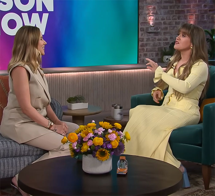 Scarlett Johansson “Blacked Out” Over Colin Jost’s Forced SNL Joke About Her Body Scarlett Johansson “Blacked Out” Over Colin Jost’s Forced SNL Joke About Her Body