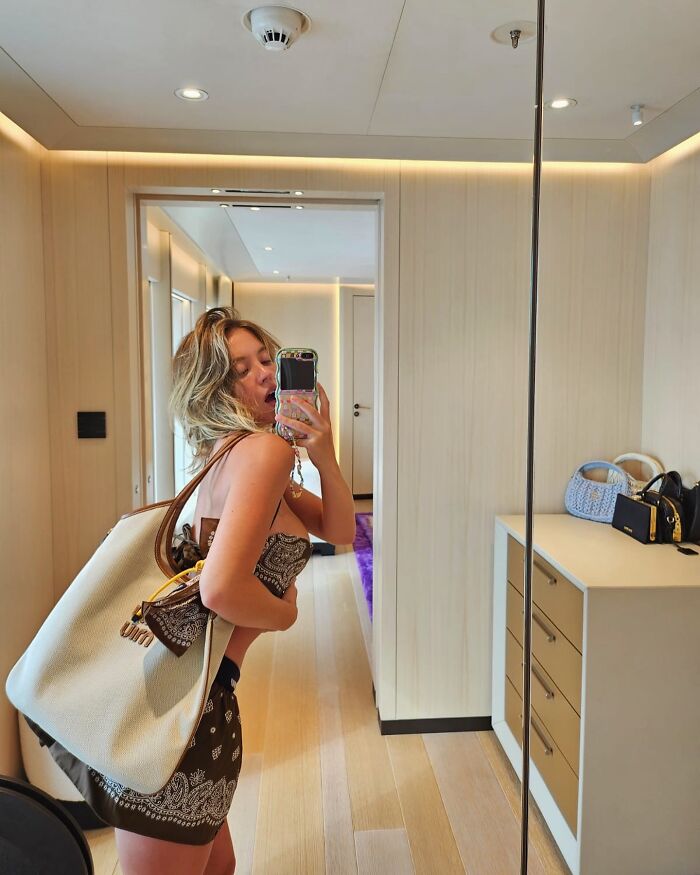 "Is She Sexualizing Herself?": Sydney Sweeney’s "Chaotic" Mirror Selfies Have Fans Stunned "Is She Sexualizing Herself?": Sydney Sweeney’s "Chaotic" Mirror Selfies Have Fans Stunned