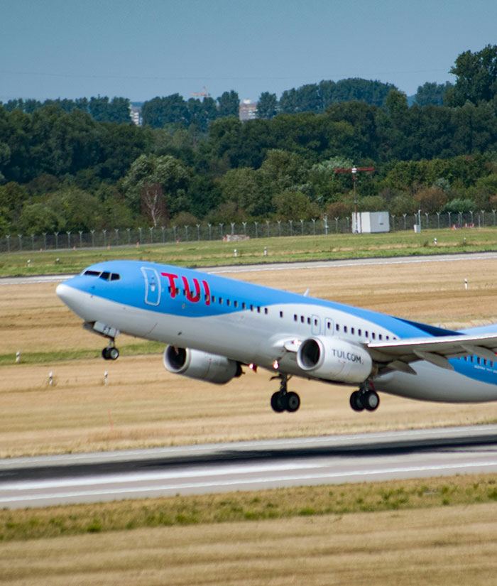 Woman Baffled To See Flight Attendant Is Her Boyfriend After He Got Up To Use The Restroom Woman Baffled To See Flight Attendant Is Her Boyfriend After He Got Up To Use The Restroom