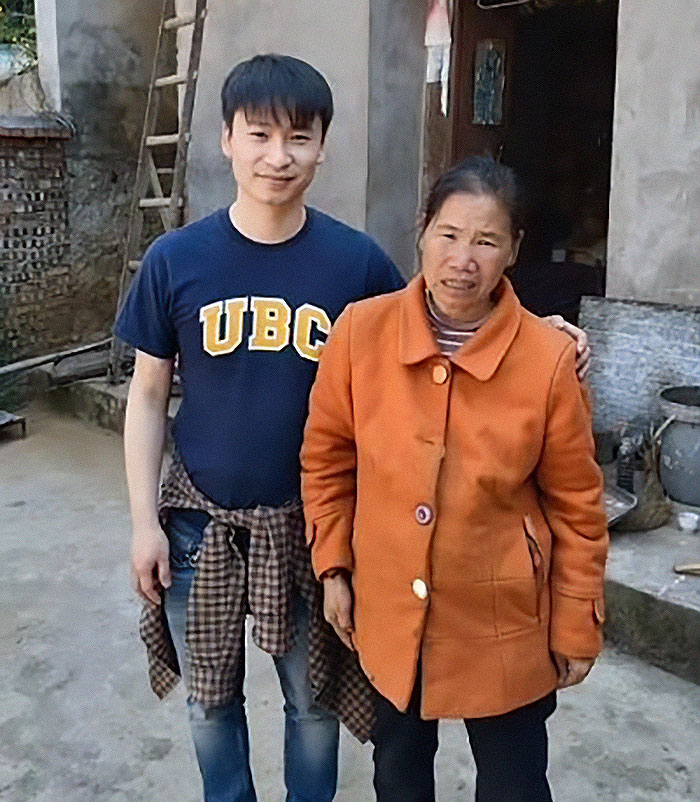 “Where Have You Been?“: Man Finds Birth Mom Nearly 3 Decades After Getting Lost In China “Where Have You Been?“: Man Finds Birth Mom Nearly 3 Decades After Getting Lost In China